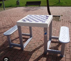 Taules amb tauler d'escacs i seients incorporats 